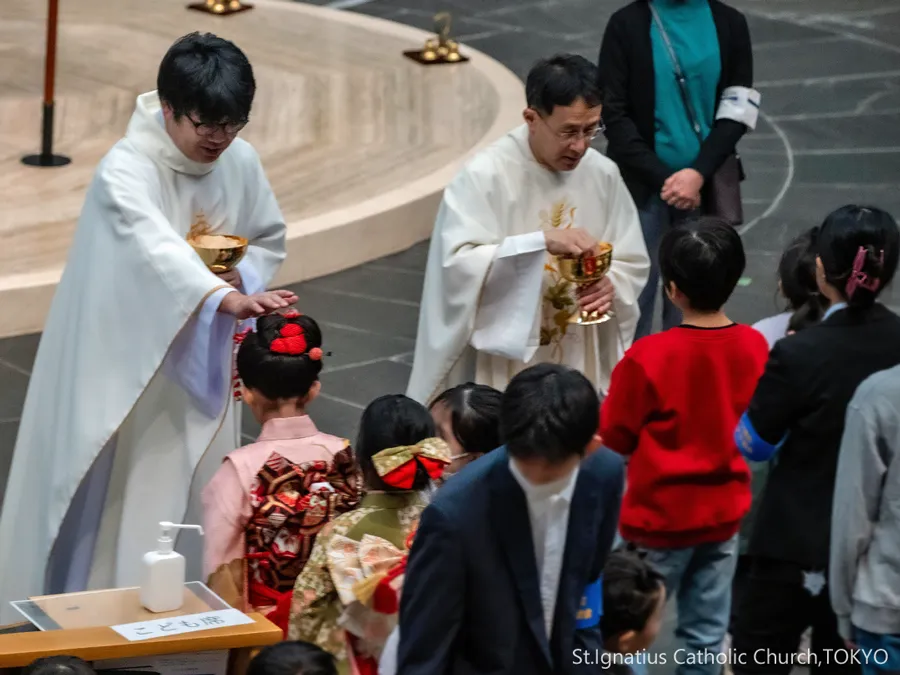 11/9(日)10:00- ラテラノ教会の献堂 七五三祝福式 子どもたちに祝福をする山内神父と柴田神父