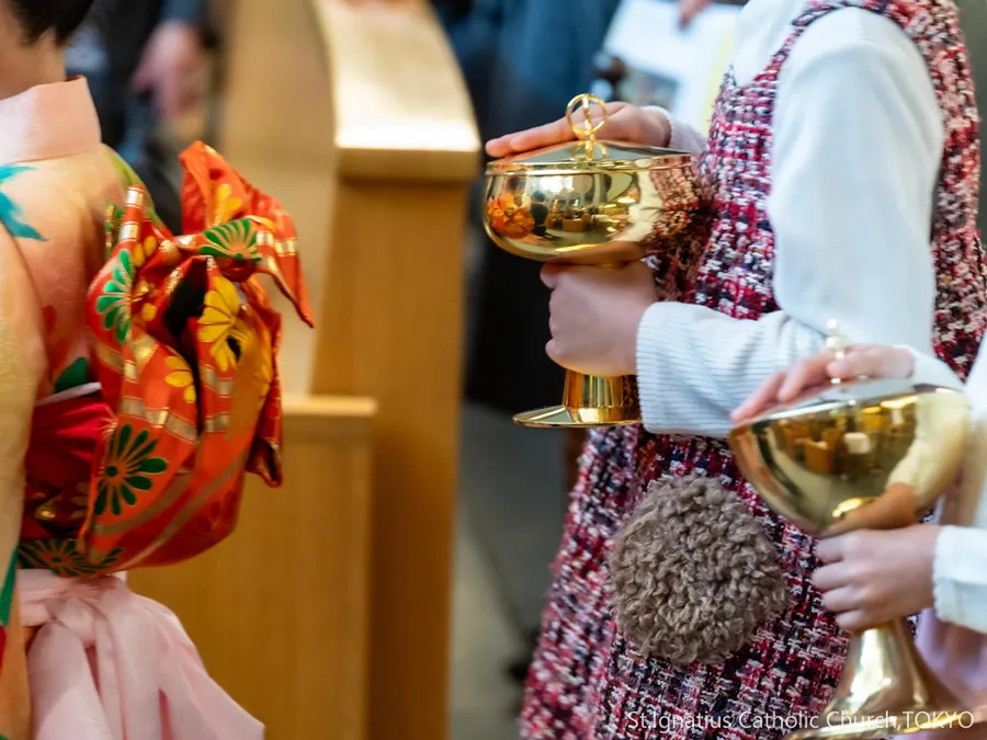 11/9(日)10:00- ラテラノ教会の献堂 七五三祝福式 七五三の祝福を受ける子どもたちの奉納