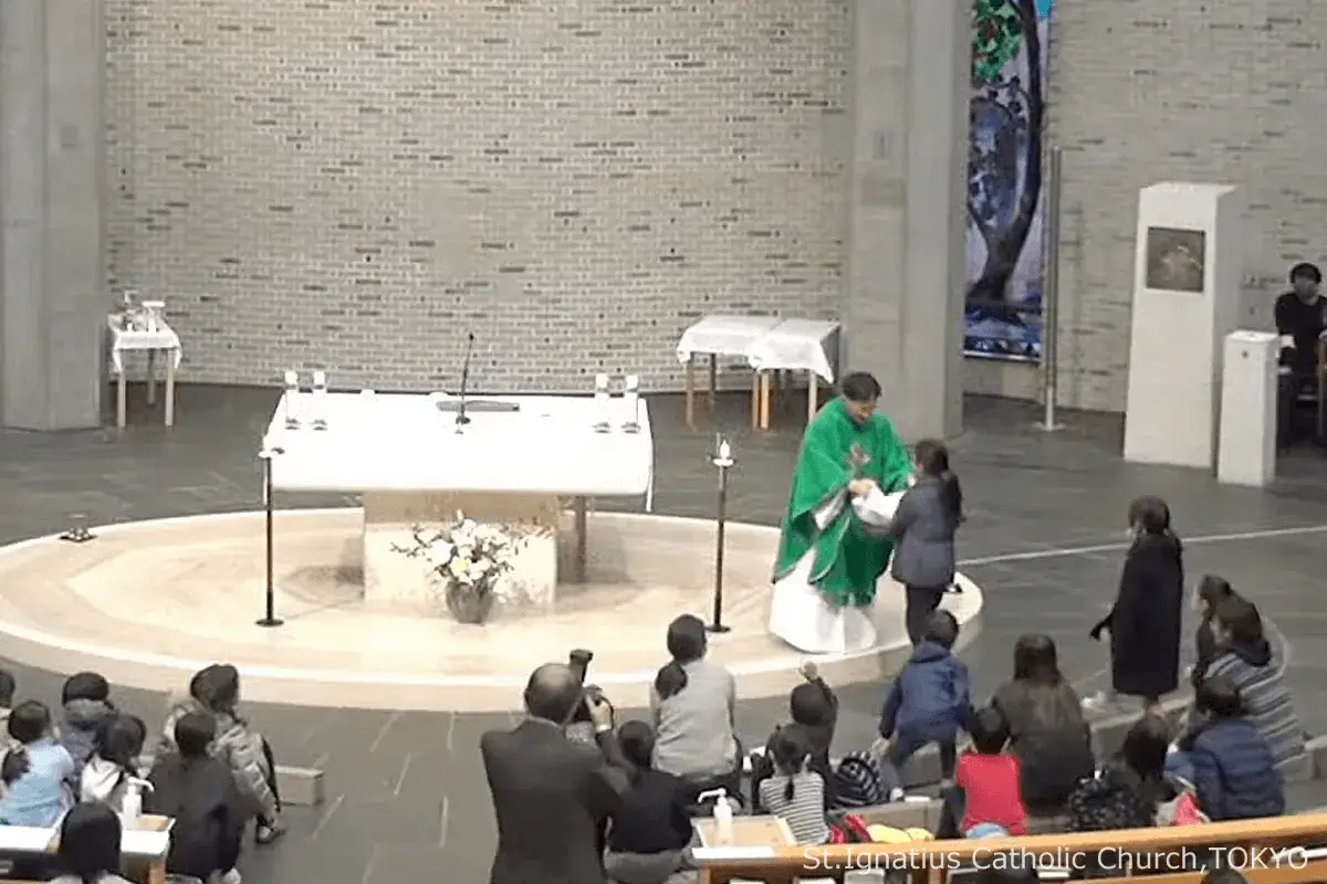 年間第32主日 10時・子どもとともにささげるミサ 子どもに持ってもらったお米袋からお米がこぼれるハプニング 聖イグナチオ教会