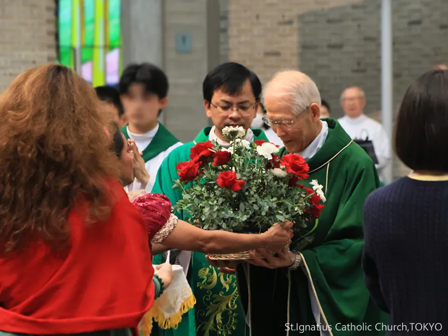 10/26(日) 教会祭国際ミサ 花束を受け取る髙祖神父