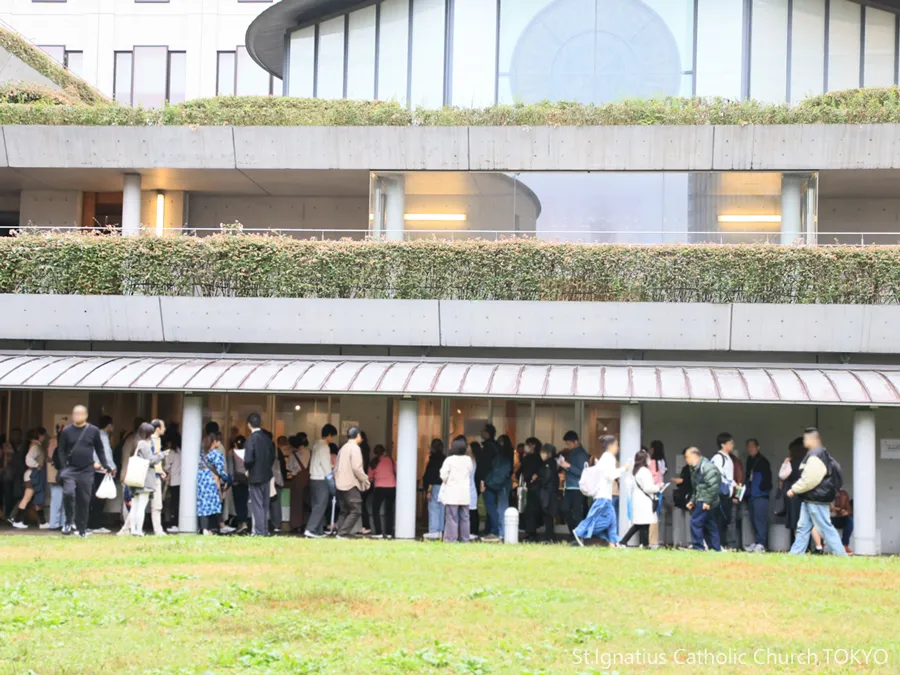 10/26(日) 教会祭 回廊に並ぶ人たち